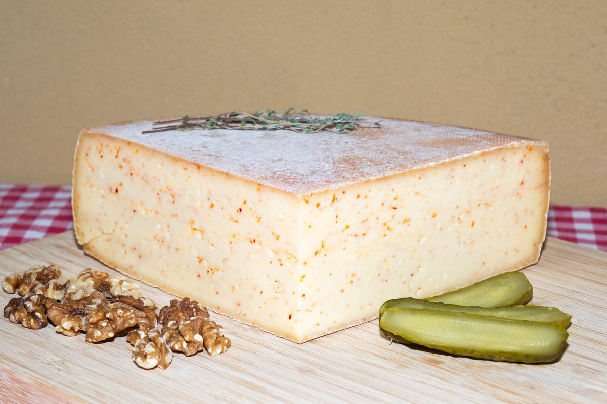 Raclette de Savoie au piment, demi-meule entamée, autre vue