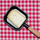 Raclette de Savoie au poivre, tranche dans un poêlon à raclette