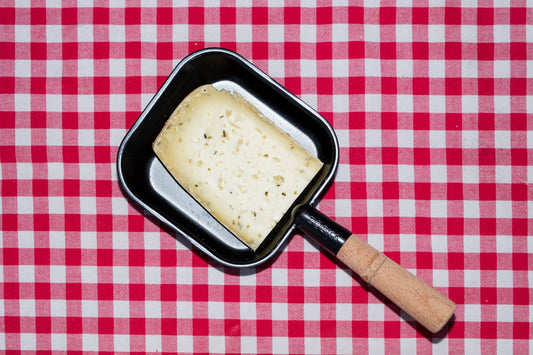 Raclette de Savoie au poivre, tranche dans un poêlon à raclette