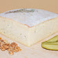 Raclette de Savoie au poivre, demi-meule avec noix et cornichons