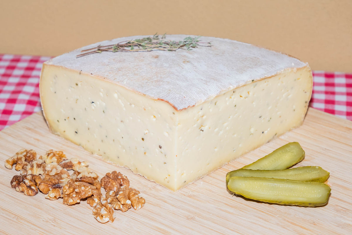 Raclette de Savoie au poivre, demi-meule avec noix et cornichons