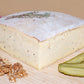 Raclette de Savoie au poivre, demi-meule entamée, autre vue