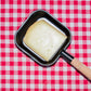 Raclette de Savoie, tranche dans un poêlon à raclette