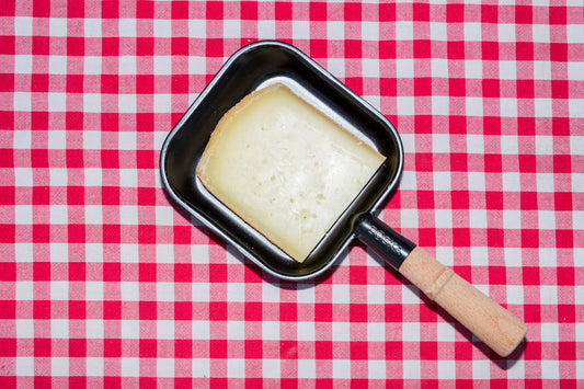 Raclette de Savoie, tranche dans un poêlon à raclette
