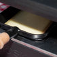 Raclette de Savoie, tranche qui fond sous l'appareil à raclette