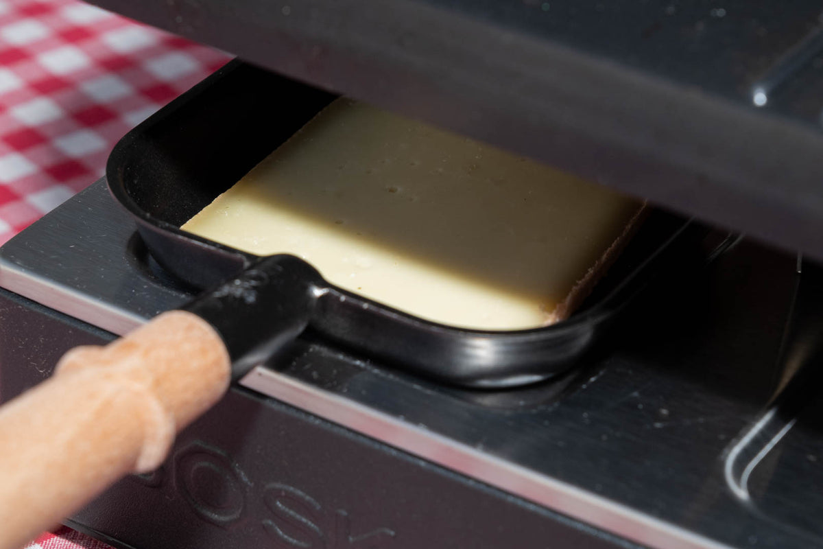 Raclette de Savoie, tranche qui fond sous l'appareil à raclette