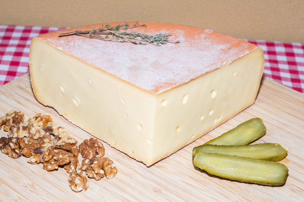 Raclette de Savoie, demi-meule avec noix et cornichons