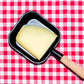 Raclette suisse de montagne, tranche dans un poêlon à raclette