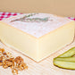 Raclette suisse de montagne, demi-meule avec noix et cornichons