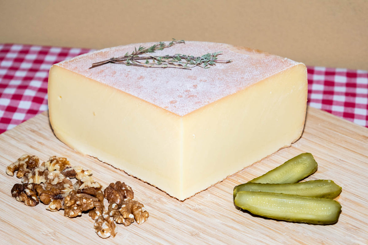 Raclette suisse de montagne, demi-meule entamée, autre vue