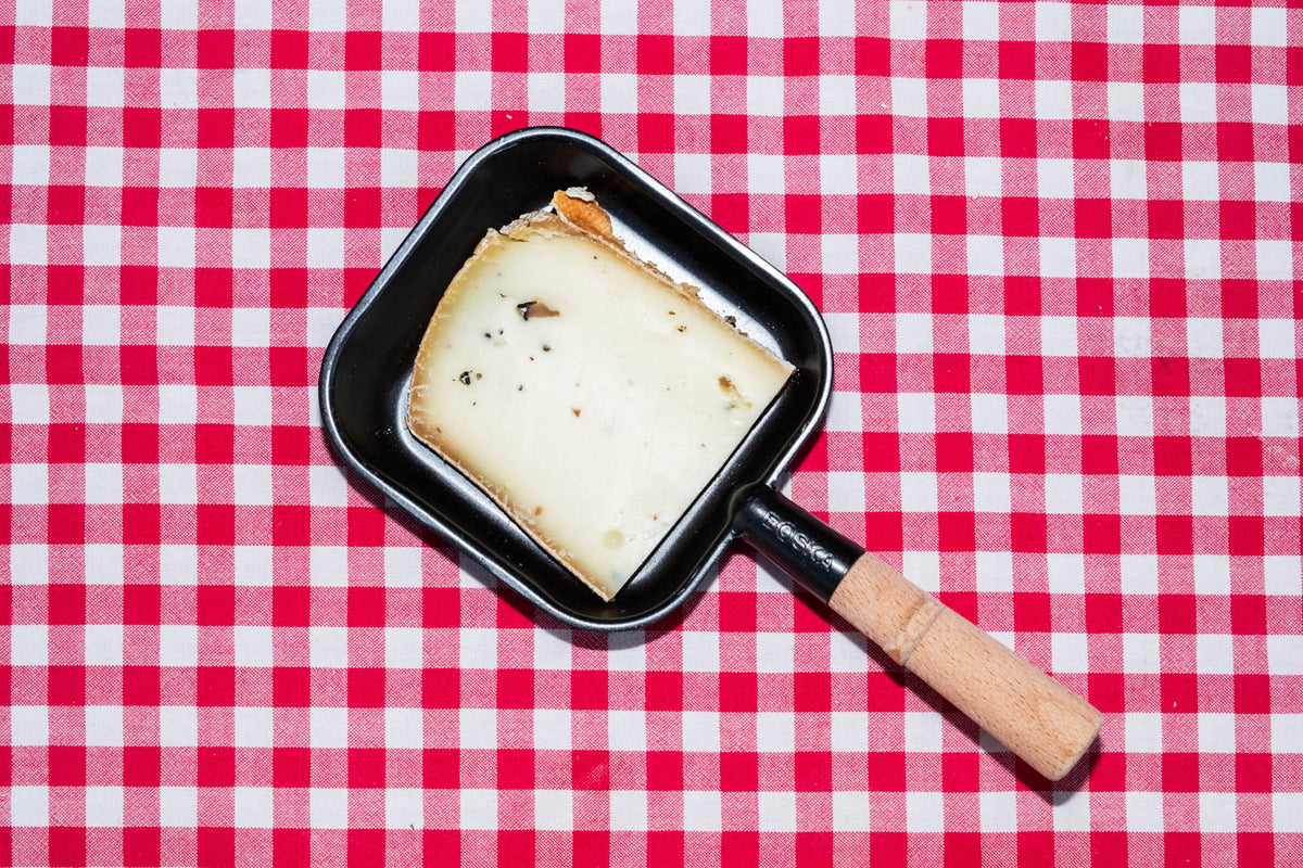 Raclette à la truffe, tranche dans un poêlon à raclette