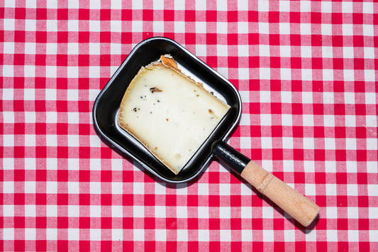 Raclette à la truffe, tranche dans un poêlon à raclette