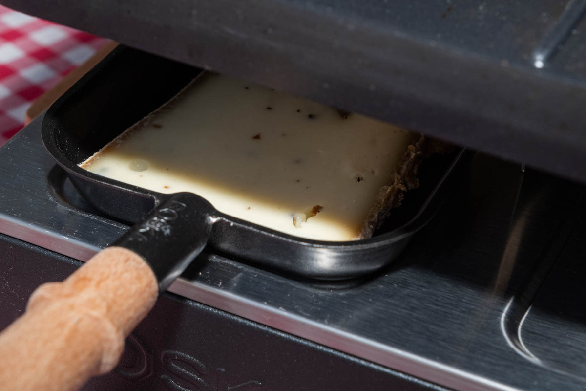 Raclette à la truffe, tranche qui fond sous l'appareil à raclette