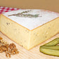 Raclette à la truffe, demi-meule avec noix et cornichons
