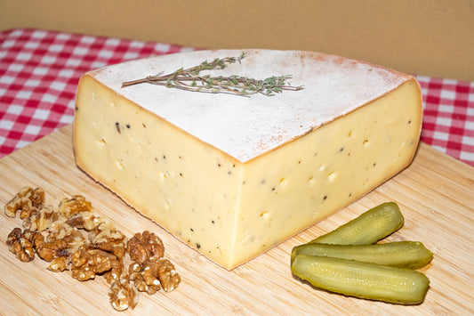 Raclette à la truffe, demi-meule avec noix et cornichons