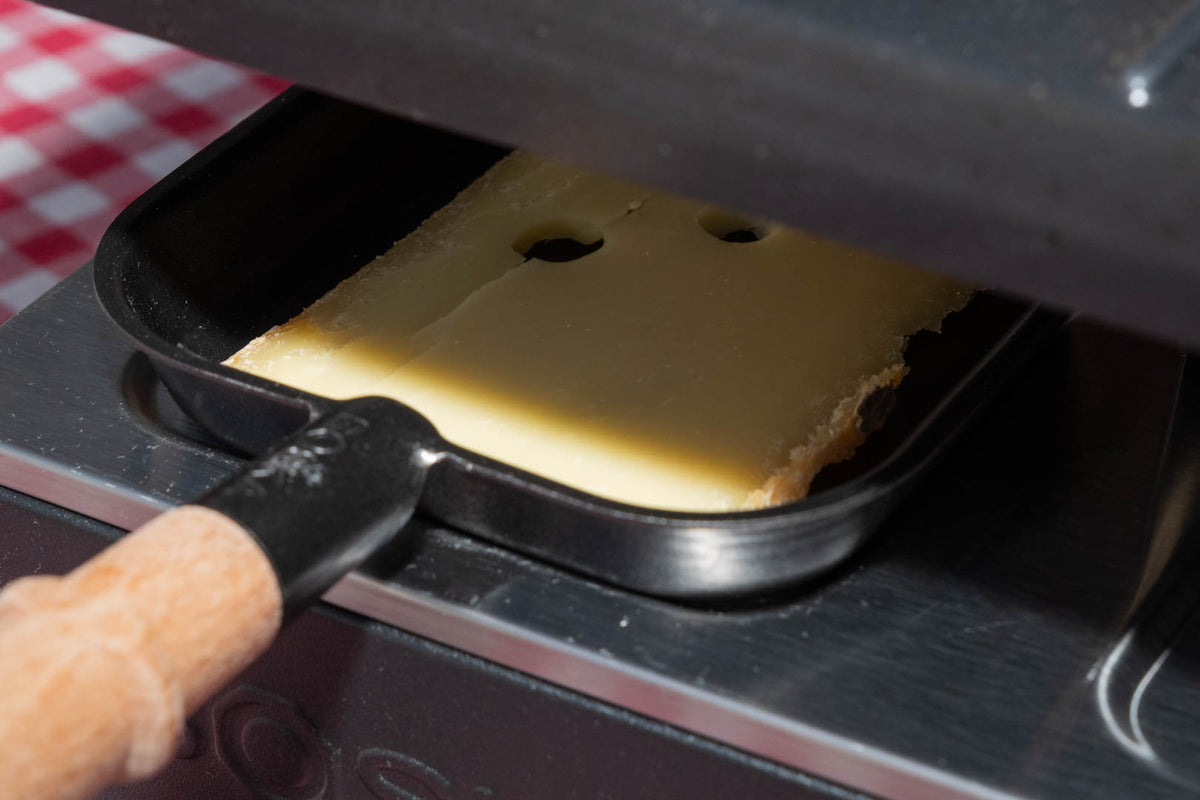 Raclette au vin blanc, tranche qui fond sous l'appareil à raclette
