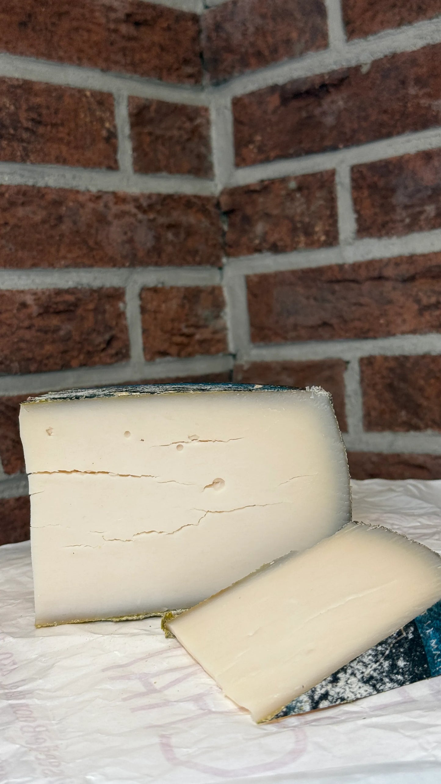 Kaltbach corsé - fromage de vache suisse affiné en grotte - La Dent du Chat