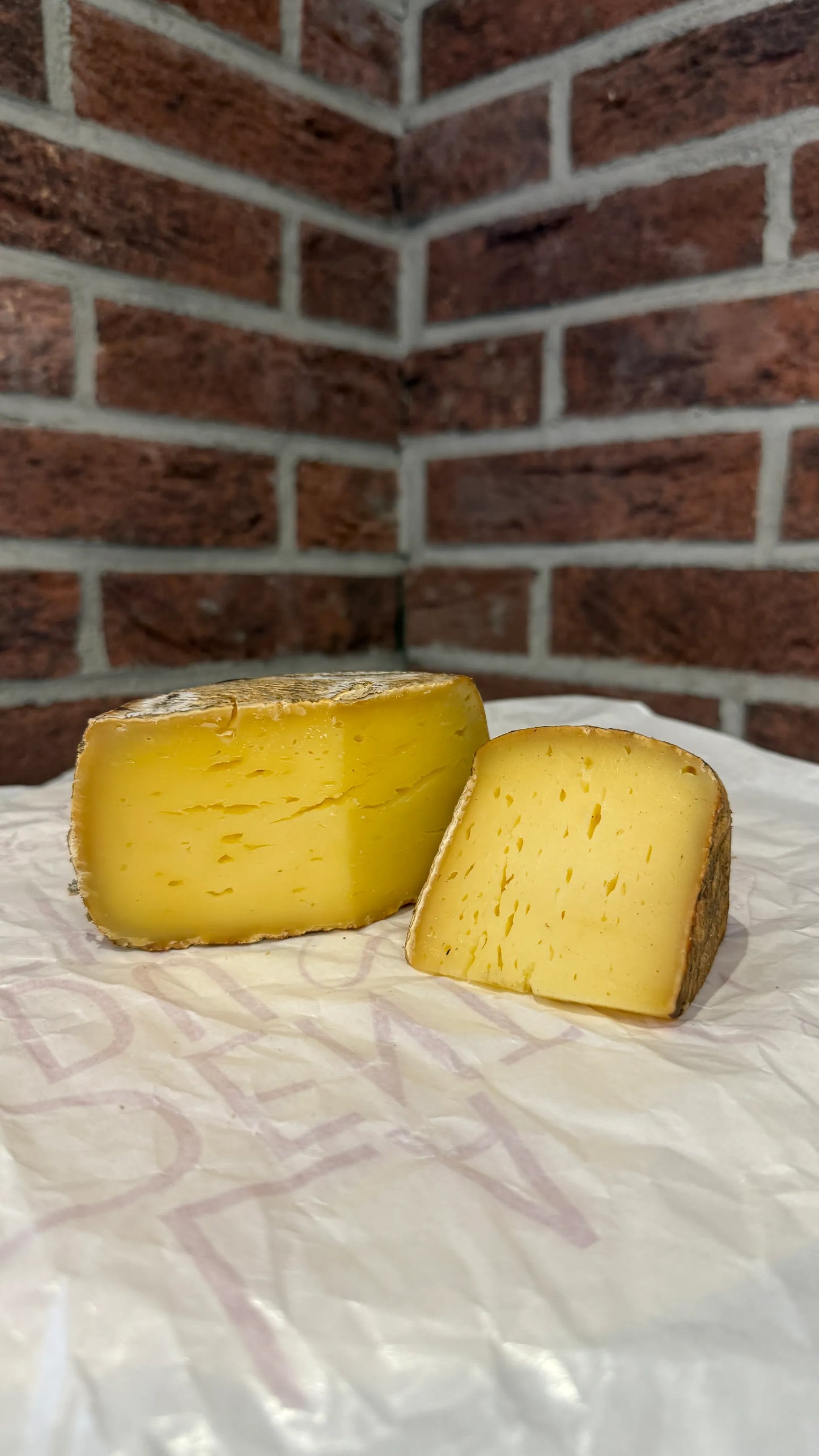 Tomme de Yenne crémeuse fumée - fromage de Savoie - La Dent du Chat